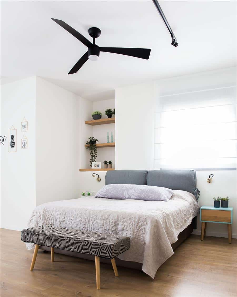 מדפי עץ בחדר השינה | עיצוב הילה בורנשטיין | צילום מאיה אבגר